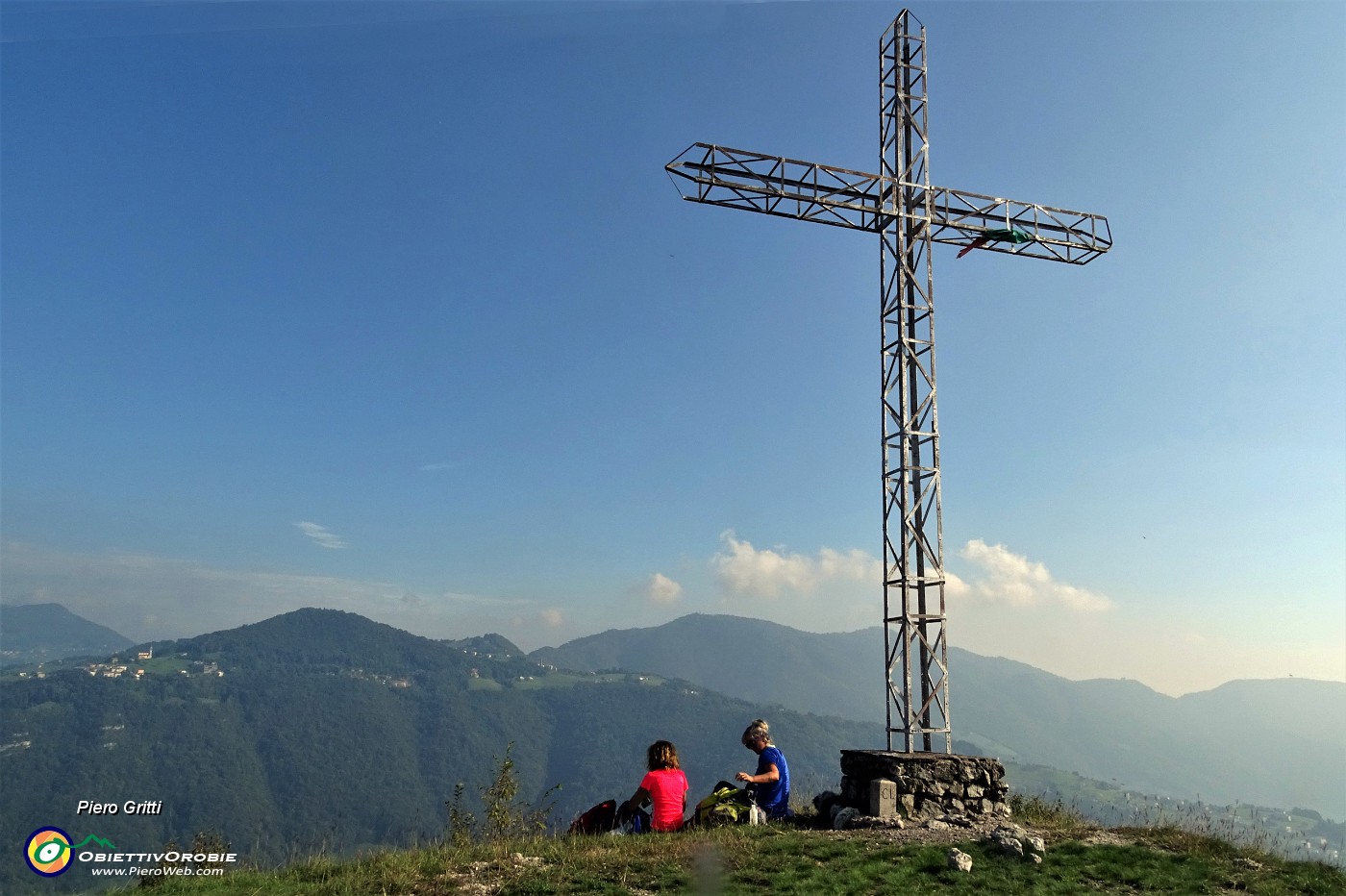 38 Alla croce di vetta del Pizzo di Spino (950 m) con vista verso Miragolo San Salvatore.JPG -                                